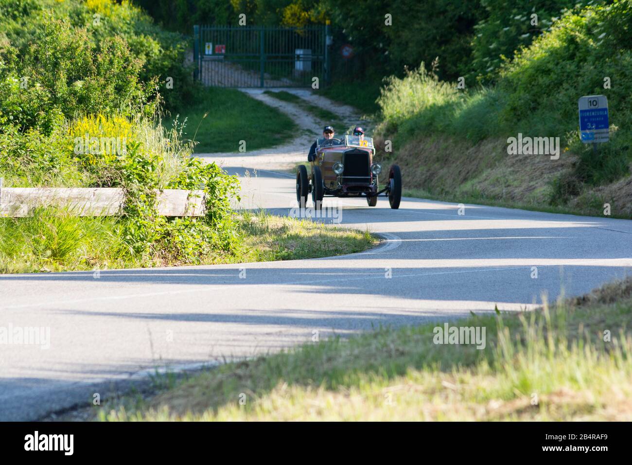 Pesaro COLLE SAN BARTOLO, ITALIEN - 17. MAI 2018: SAM C25 F GRAN SPORT 1925 auf einem alten Rennwagen in der Rallye Mille Miglia 2018 der berühmte italienische Histor Stockfoto