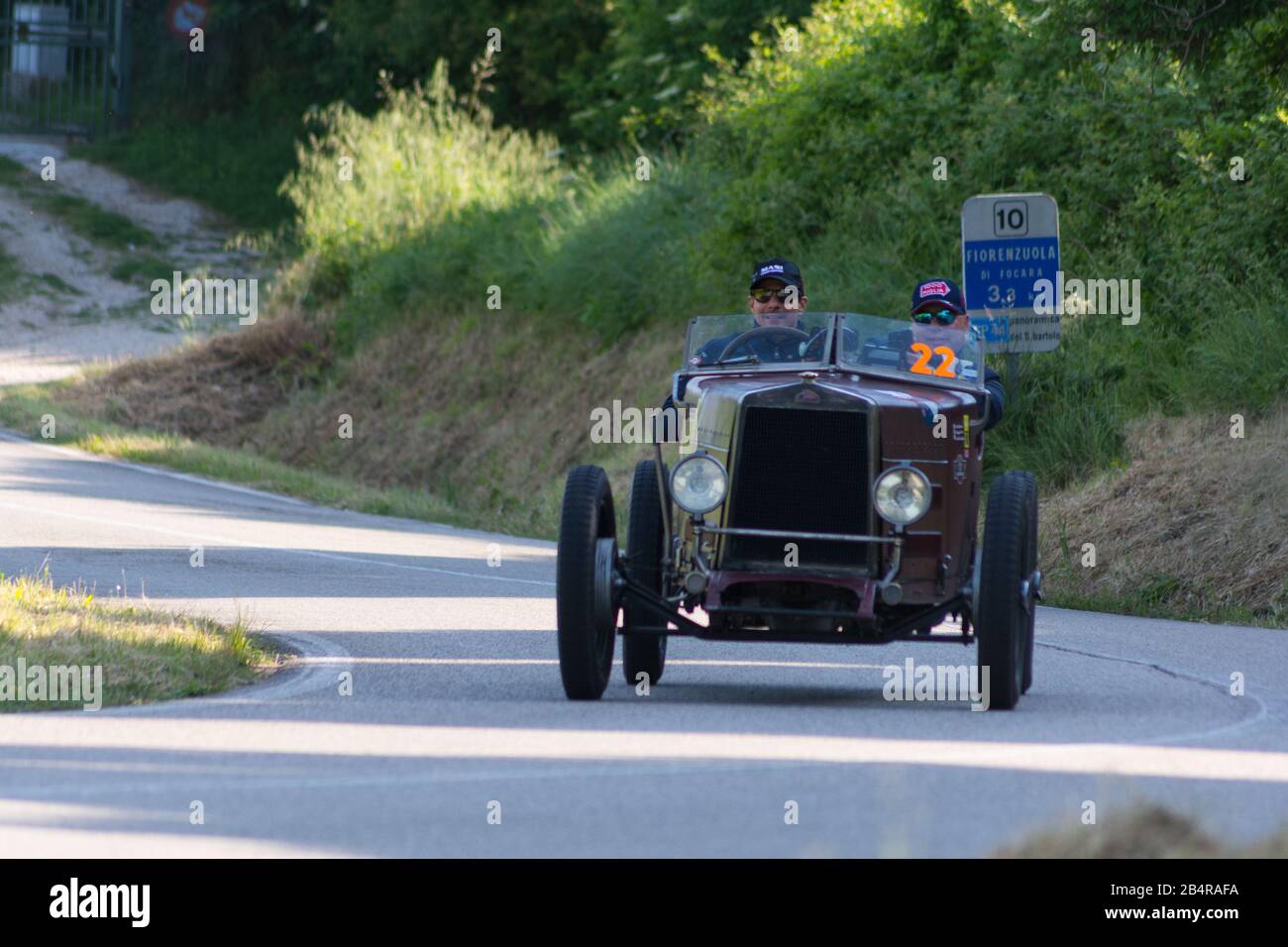 Pesaro COLLE SAN BARTOLO, ITALIEN - 17. MAI 2018: SAM C25 F GRAN SPORT 1925 auf einem alten Rennwagen in der Rallye Mille Miglia 2018 der berühmte italienische Histor Stockfoto