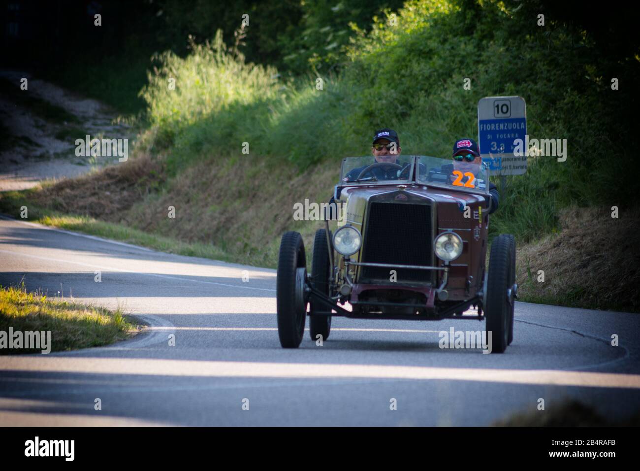 Pesaro COLLE SAN BARTOLO, ITALIEN - 17. MAI 2018: SAM C25 F GRAN SPORT 1925 auf einem alten Rennwagen in der Rallye Mille Miglia 2018 der berühmte italienische Histor Stockfoto
