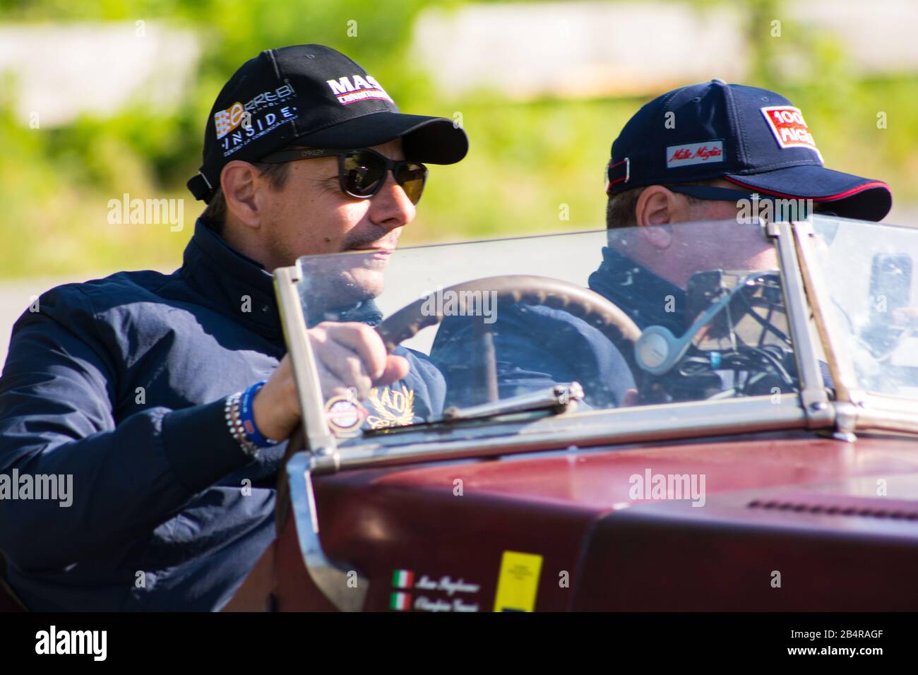 Pesaro COLLE SAN BARTOLO, ITALIEN - 17. MAI 2018: SAM C25 F GRAN SPORT 1925 auf einem alten Rennwagen in der Rallye Mille Miglia 2018 der berühmte italienische Histor Stockfoto