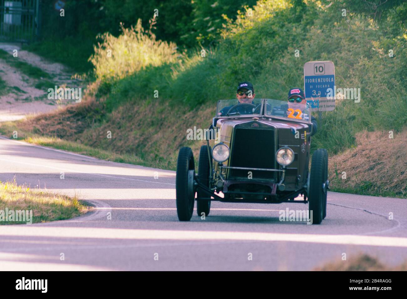 Pesaro COLLE SAN BARTOLO, ITALIEN - 17. MAI 2018: SAM C25 F GRAN SPORT 1925 auf einem alten Rennwagen in der Rallye Mille Miglia 2018 der berühmte italienische Histor Stockfoto