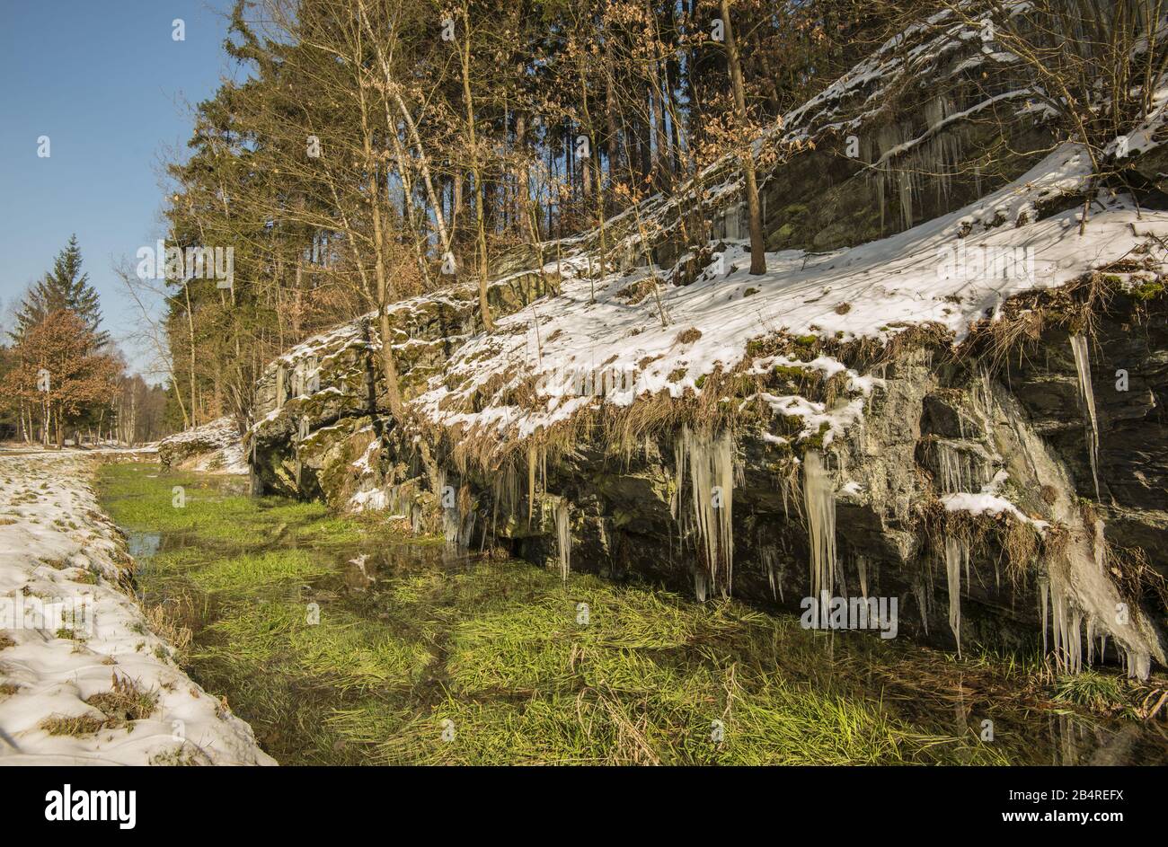 Eiszapfen auf den Felsen über der Bachbucht, Stribro Stockfoto