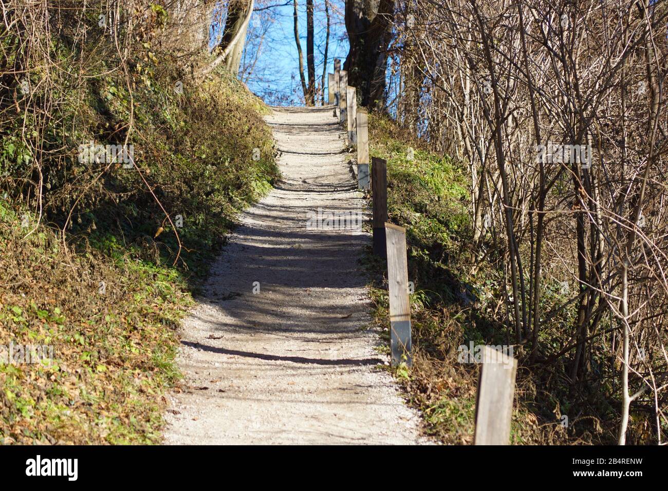 Radpaar aus einem Güterwagen auf Schienen. Radsystem mit Federn. Stockfoto