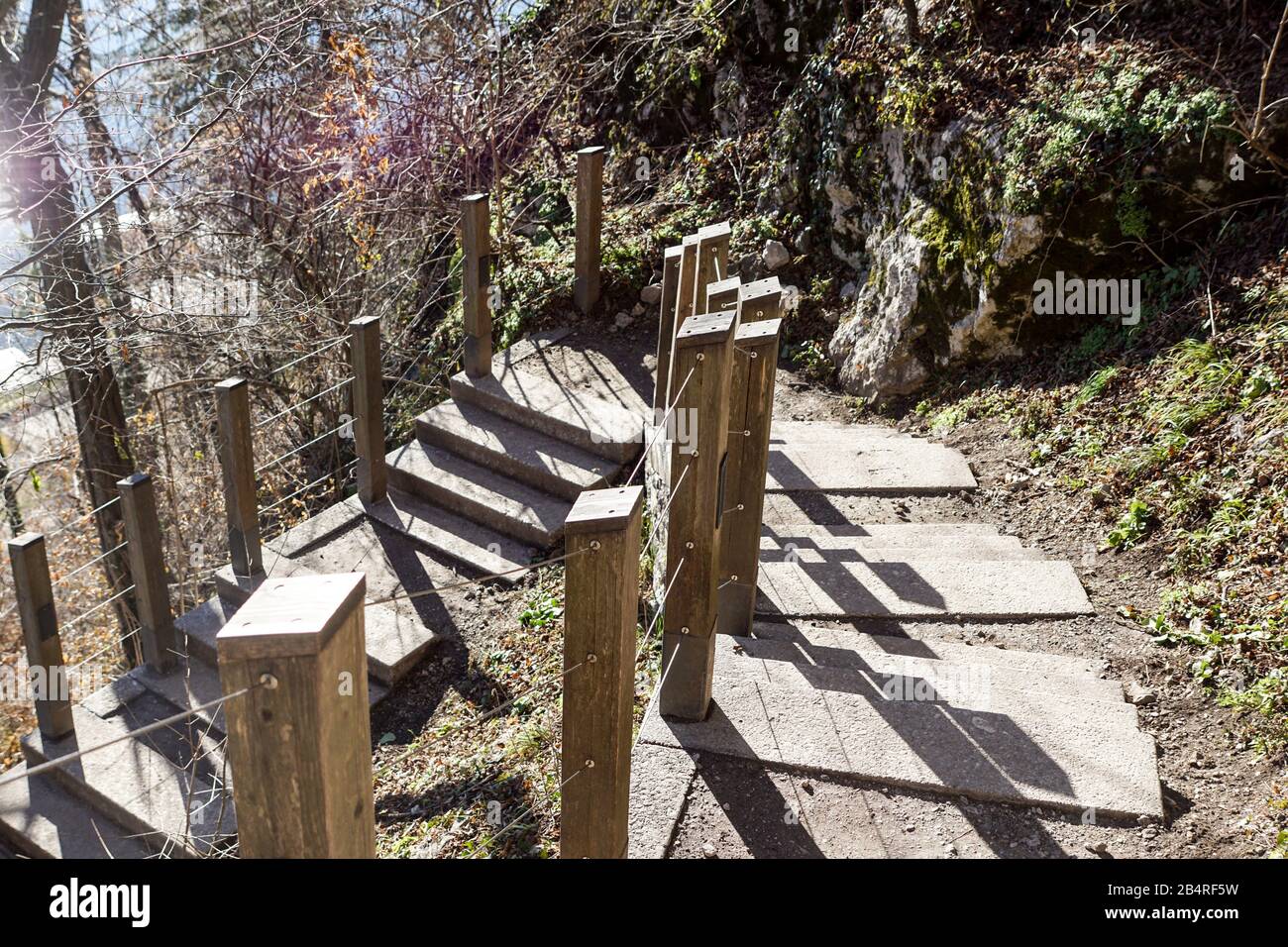 Radpaar aus einem Güterwagen auf Schienen. Radsystem mit Federn. Stockfoto
