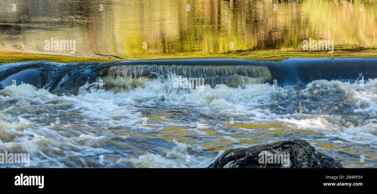 Wasserkaskade über das alte, zerbrochene Wehr an einem Fluss, Stribro Stockfoto