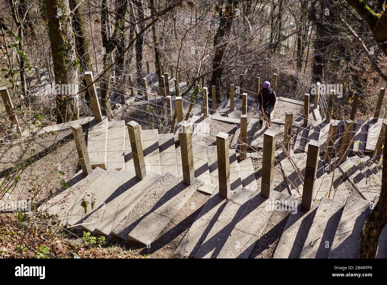 Radpaar aus einem Güterwagen auf Schienen. Radsystem mit Federn. Stockfoto