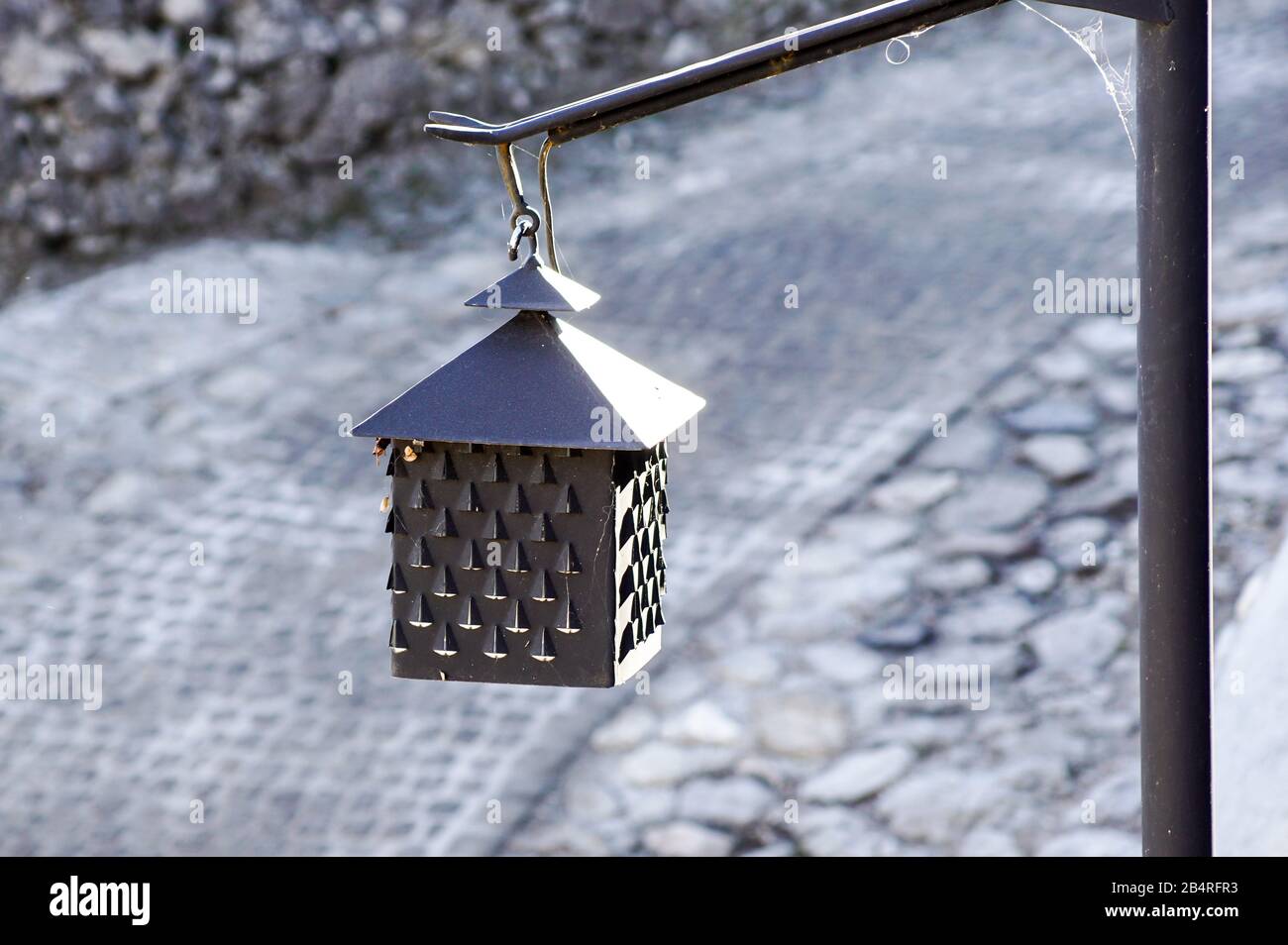 Radpaar aus einem Güterwagen auf Schienen. Radsystem mit Federn. Stockfoto