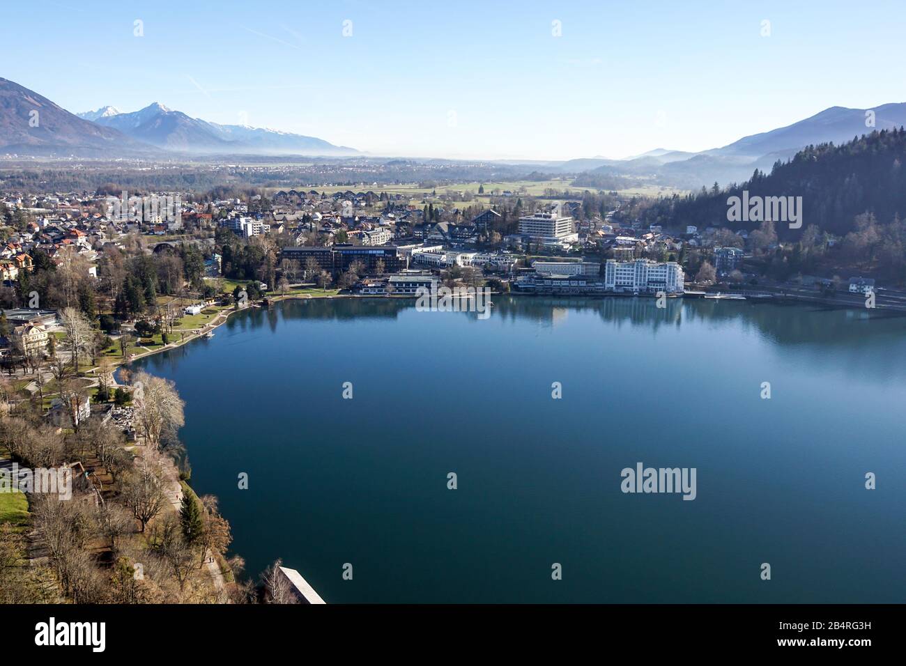 Radpaar aus einem Güterwagen auf Schienen. Radsystem mit Federn. Stockfoto