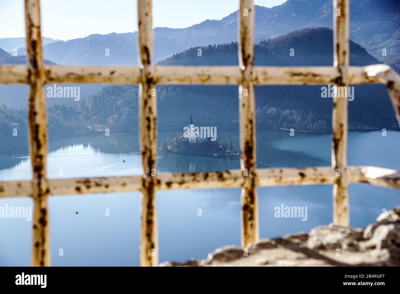 Radpaar aus einem Güterwagen auf Schienen. Radsystem mit Federn. Stockfoto