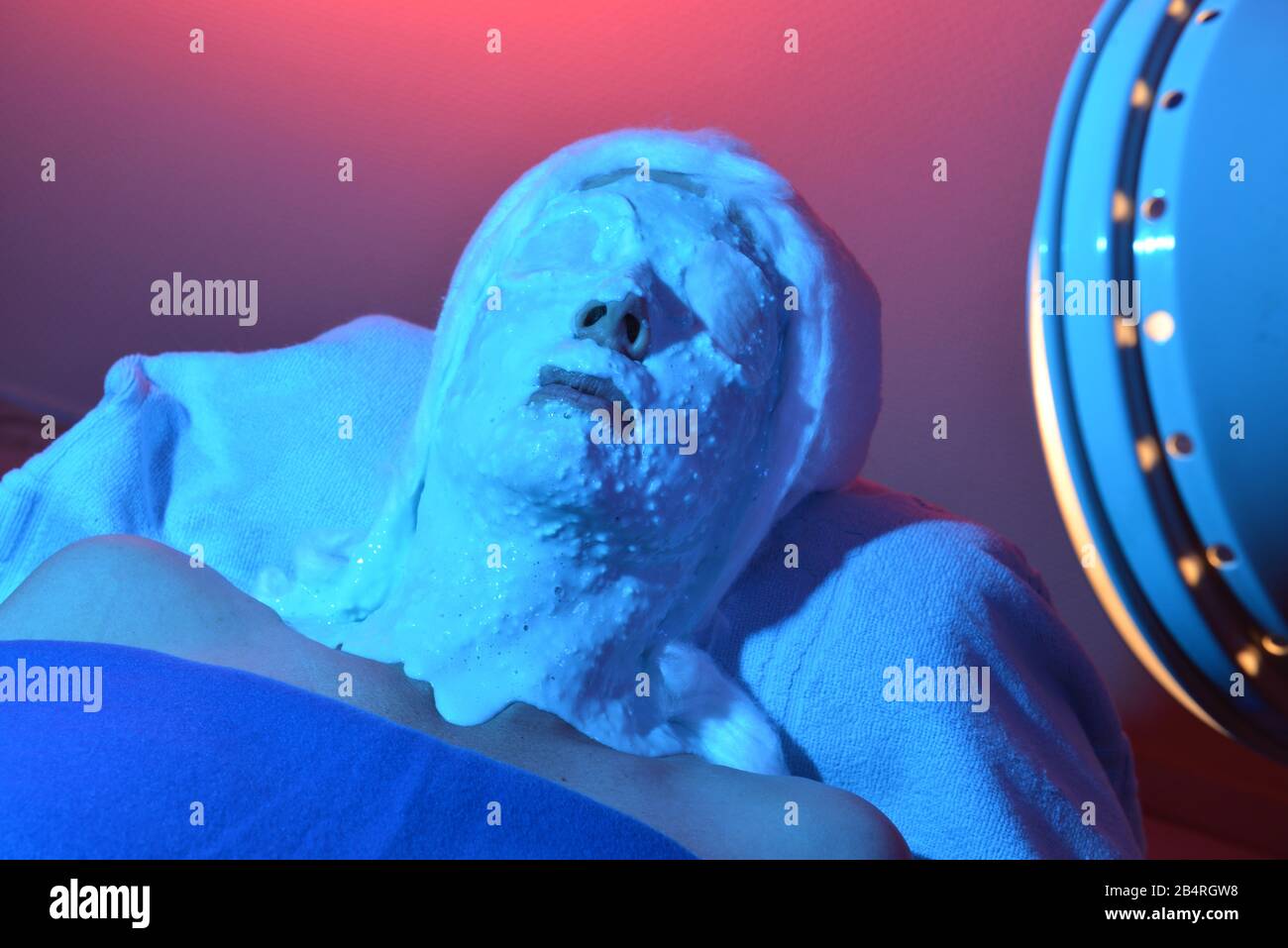 Lichttherapie, Kosmetik, Gesichtsmaske Stockfoto