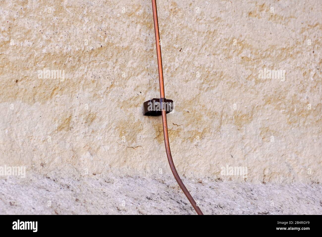 Radpaar aus einem Güterwagen auf Schienen. Radsystem mit Federn. Stockfoto