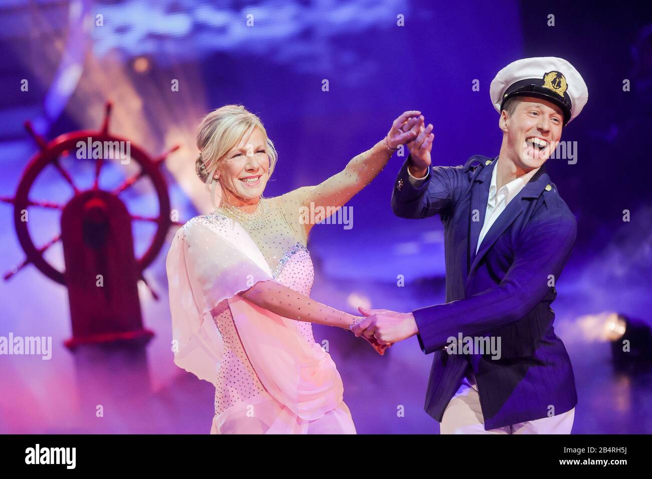 Köln, Deutschland. März 2020. Ulrike von der Groeben, Sportmoderatorin, und Valentin Lusin, Profi-Tänzerin, tanzen in der RTL-Tanzshow "Let's Dance" im Coloneum. Credit: Rolf Vennenbernd / dpa / Alamy Live News Stockfoto