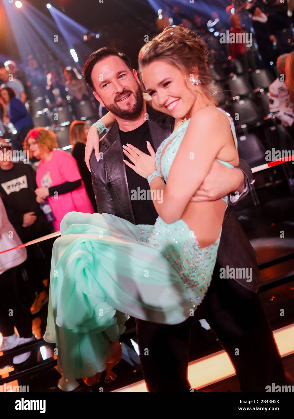 Köln, Deutschland. März 2020. Laura Müller, TV-Persönlichkeit, und ihr Freund Michael Wendler, Sänger, umarmen sich nach der RTL-Tanzshow "Let's Dance" im Coloneum. Credit: Rolf Vennenbernd / dpa / Alamy Live News Stockfoto