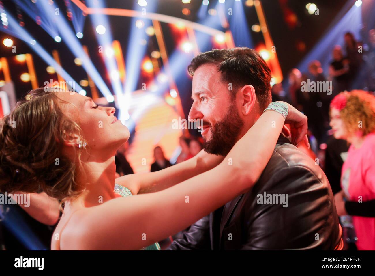 Köln, Deutschland. März 2020. Laura Müller, TV-Persönlichkeit, und ihr Freund Michael Wendler, Sänger, umarmen sich nach der RTL-Tanzshow "Let's Dance" im Coloneum. Credit: Rolf Vennenbernd / dpa / Alamy Live News Stockfoto