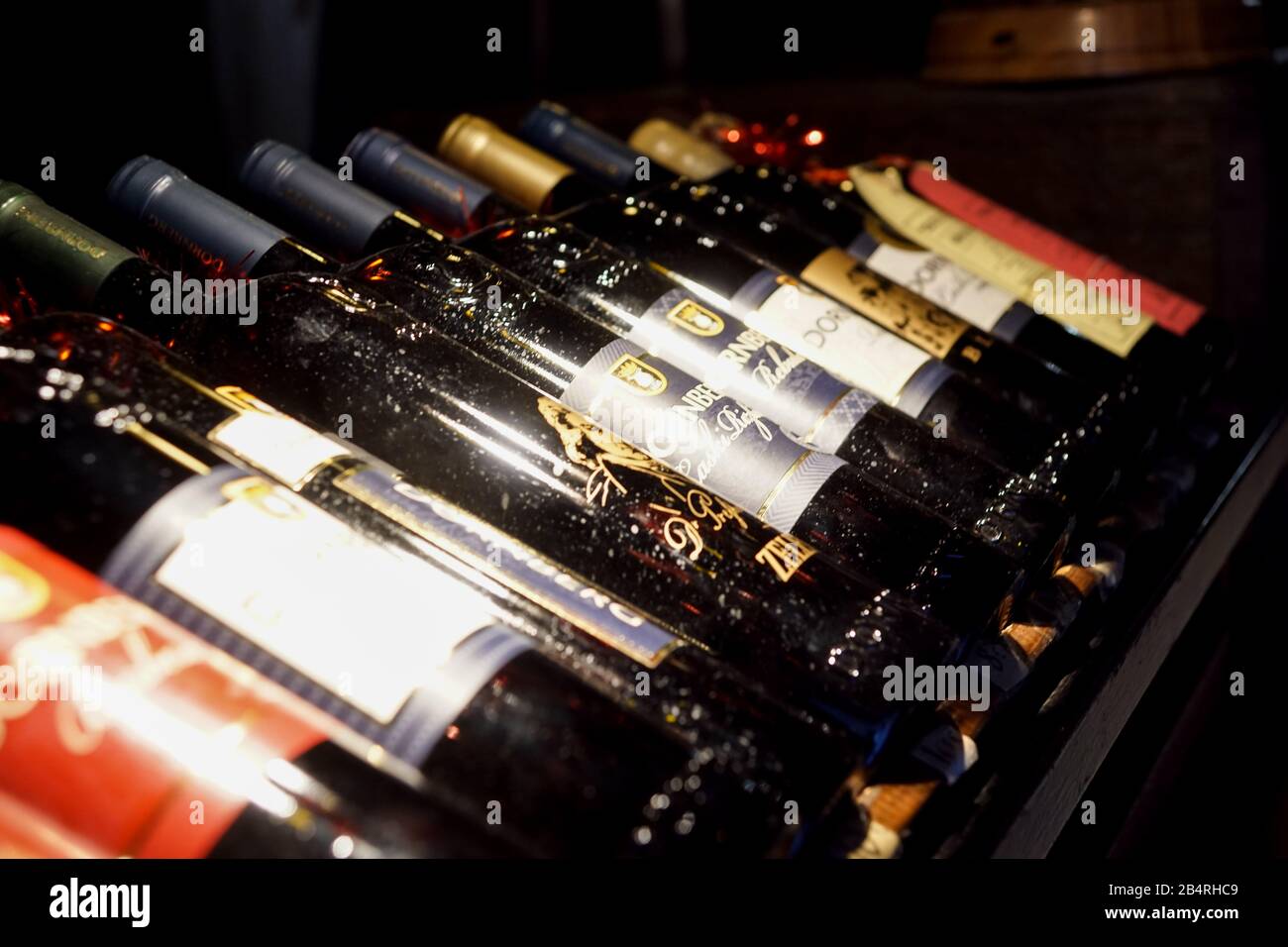 Radpaar aus einem Güterwagen auf Schienen. Radsystem mit Federn. Stockfoto