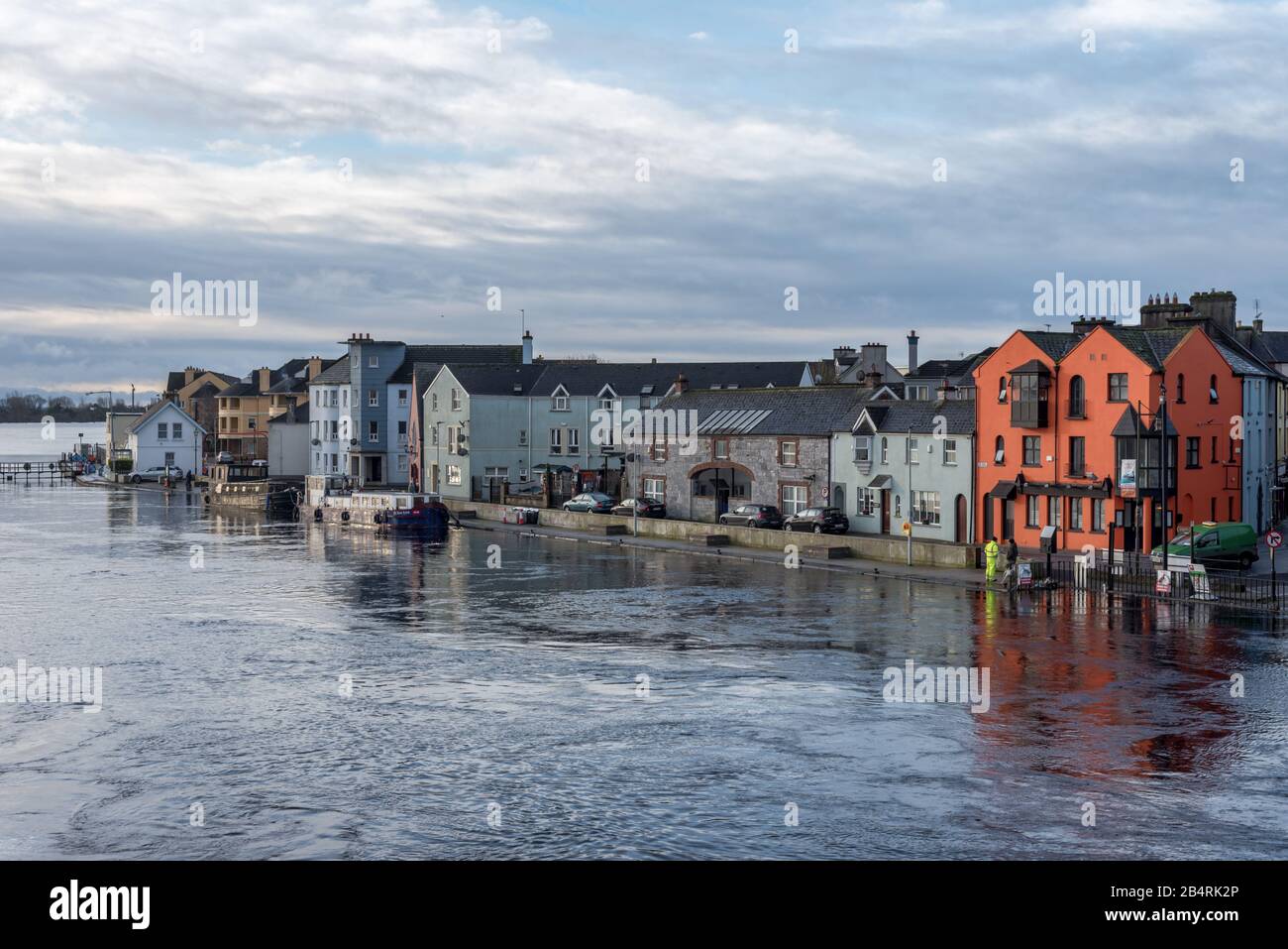 Athlon, Irland - 23. Februar 2020: Gebäude der Stadt Athlon am Ufer des Flusses Shanon in Irland. Stockfoto