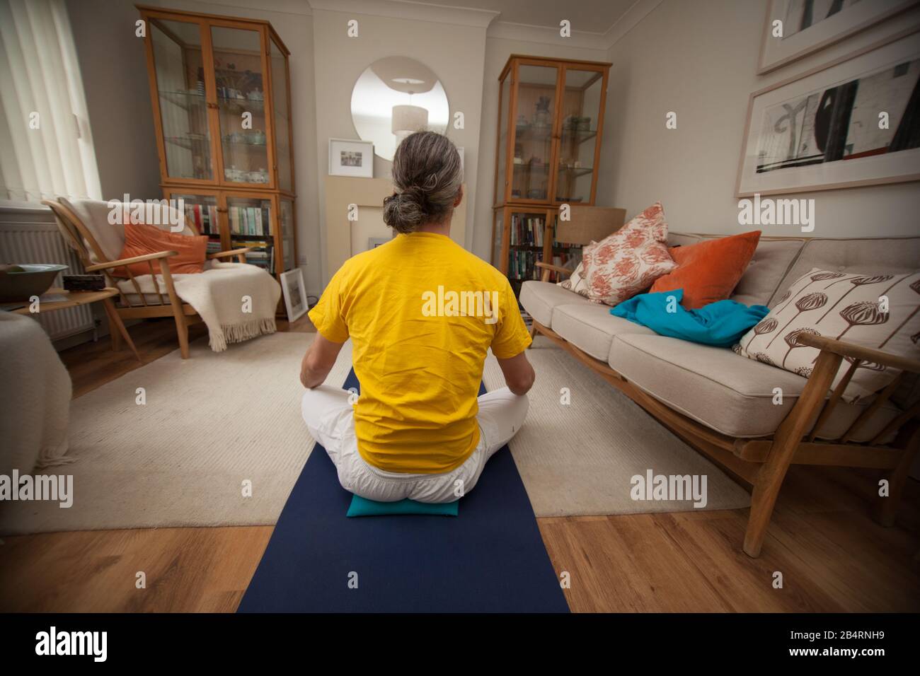 Ein Mann, der als Teil seiner Yoga-Routine meditiert Stockfoto