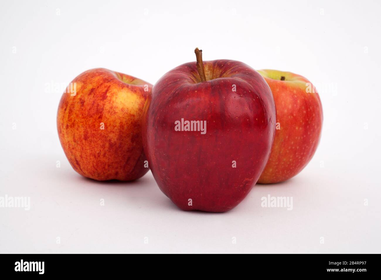 Ein Studio-Foto von Äpfeln vor weißem Hintergrund Stockfoto