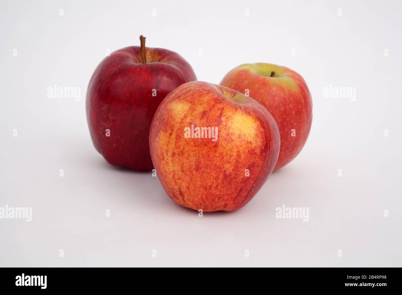 Ein Studio-Foto von Äpfeln vor weißem Hintergrund Stockfoto