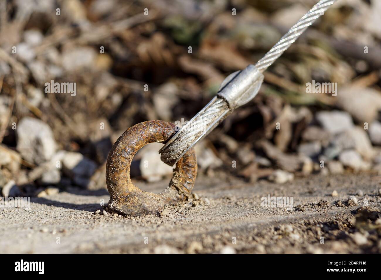 Radpaar aus einem Güterwagen auf Schienen. Radsystem mit Federn. Stockfoto