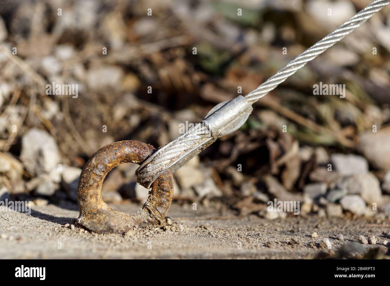 Radpaar aus einem Güterwagen auf Schienen. Radsystem mit Federn. Stockfoto