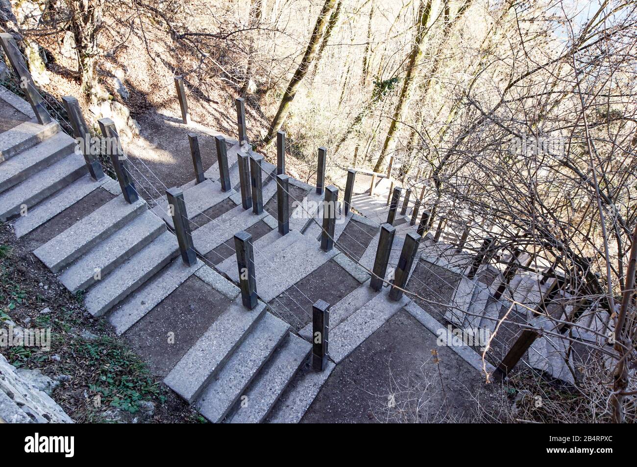 Radpaar aus einem Güterwagen auf Schienen. Radsystem mit Federn. Stockfoto
