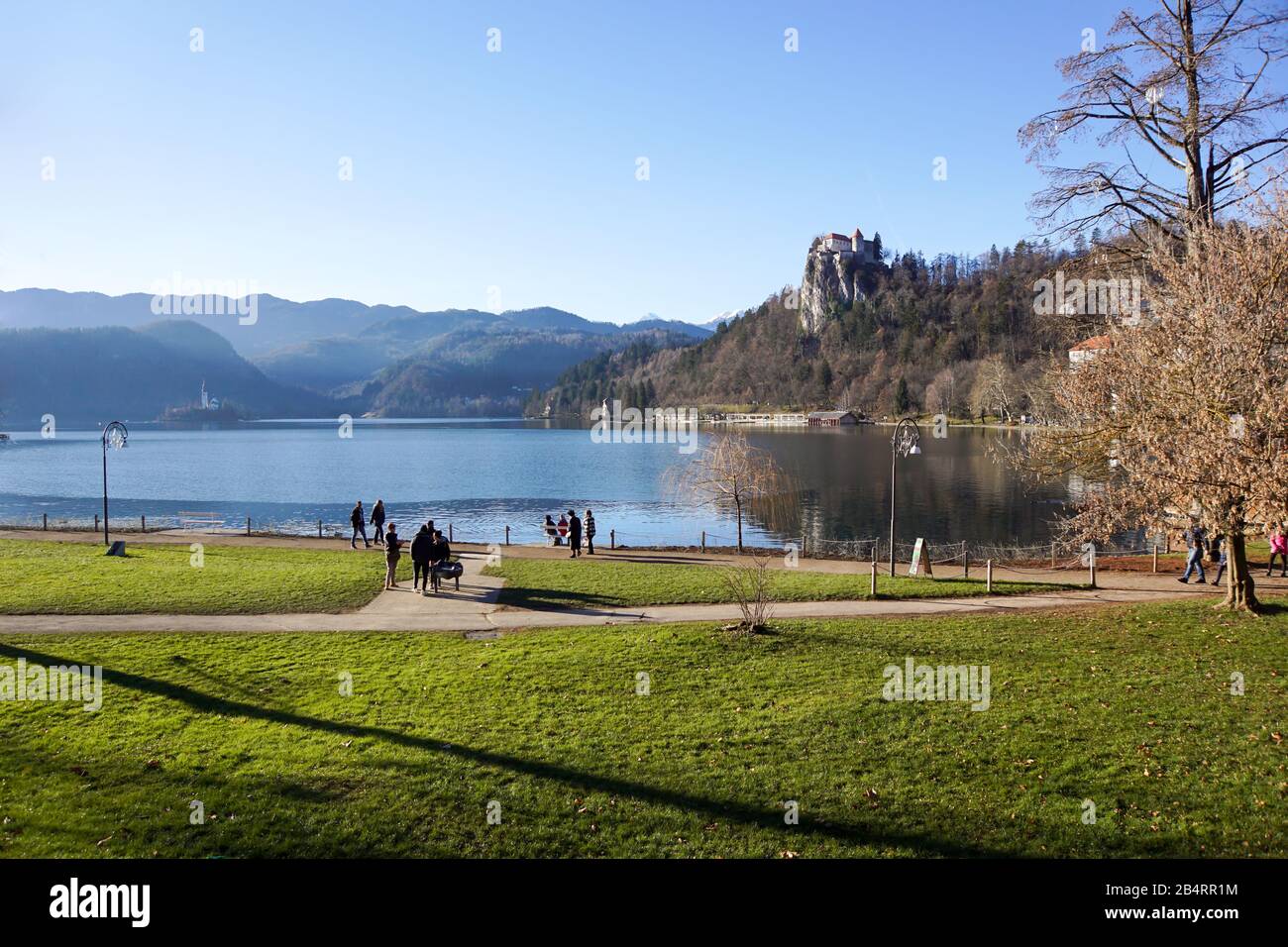 Radpaar aus einem Güterwagen auf Schienen. Radsystem mit Federn. Stockfoto