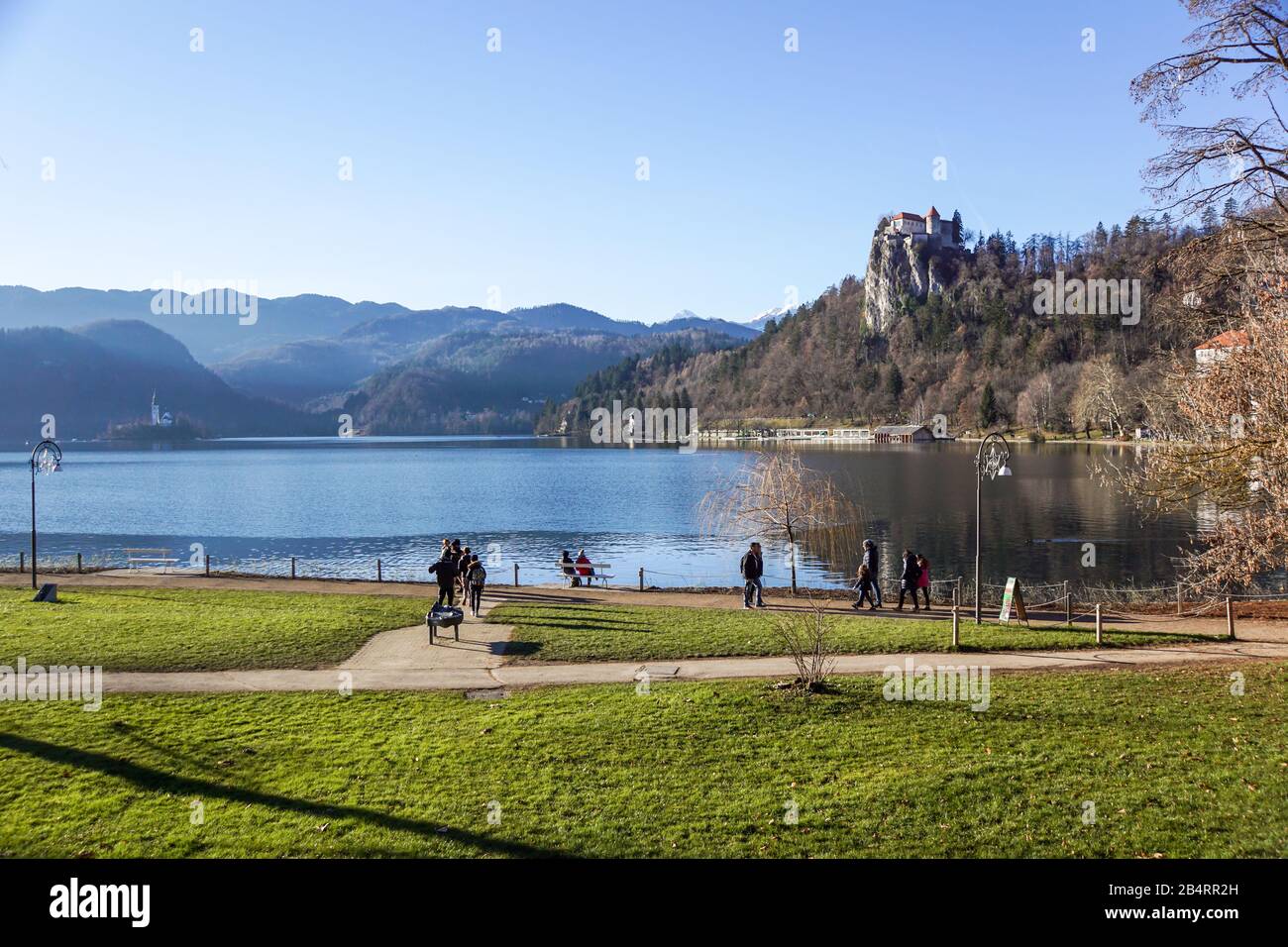 Radpaar aus einem Güterwagen auf Schienen. Radsystem mit Federn. Stockfoto