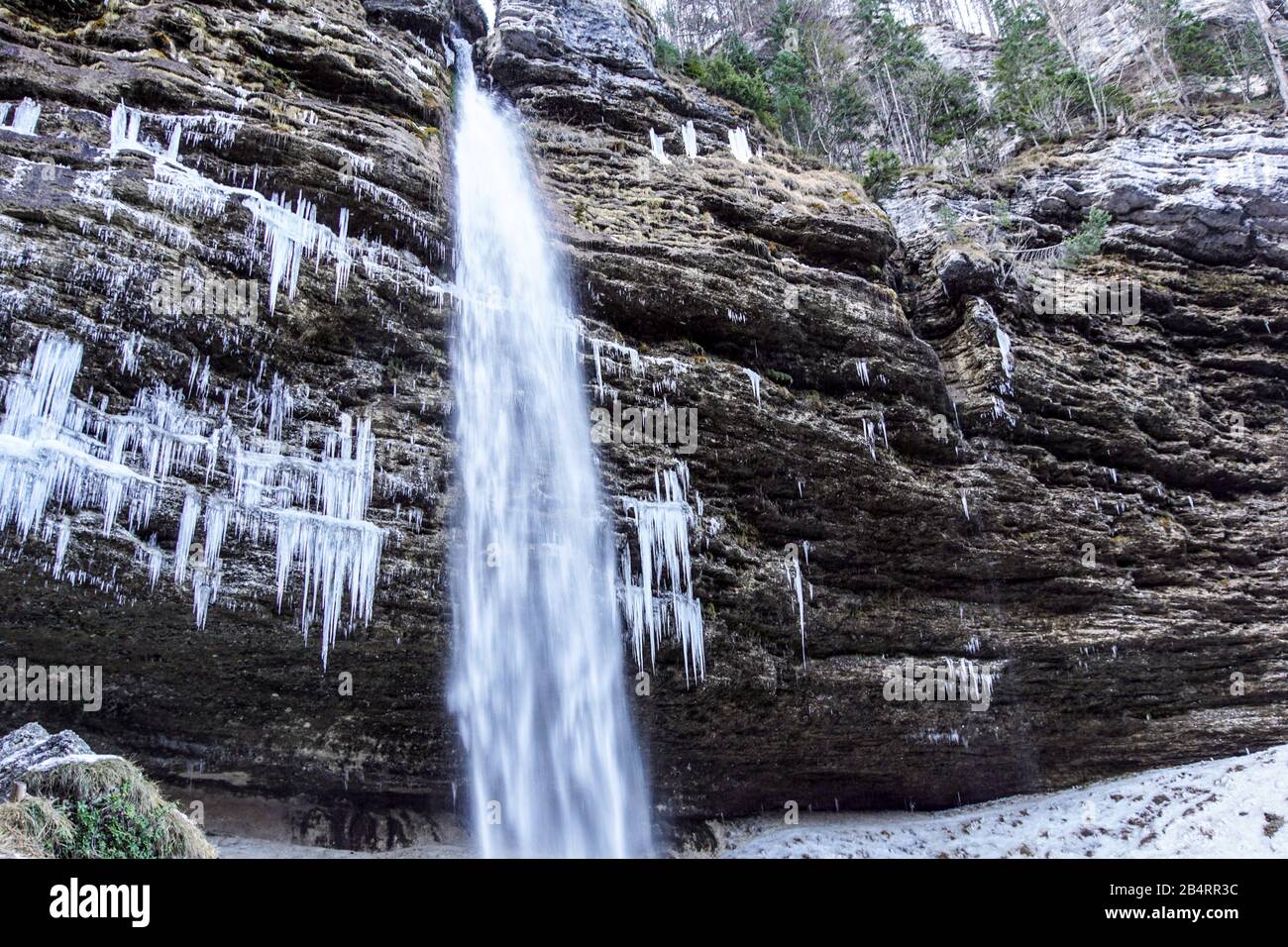 Radpaar aus einem Güterwagen auf Schienen. Radsystem mit Federn. Stockfoto