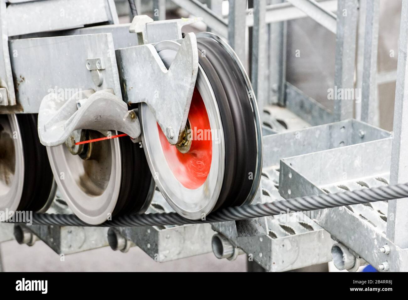 Radpaar aus einem Güterwagen auf Schienen. Radsystem mit Federn. Stockfoto