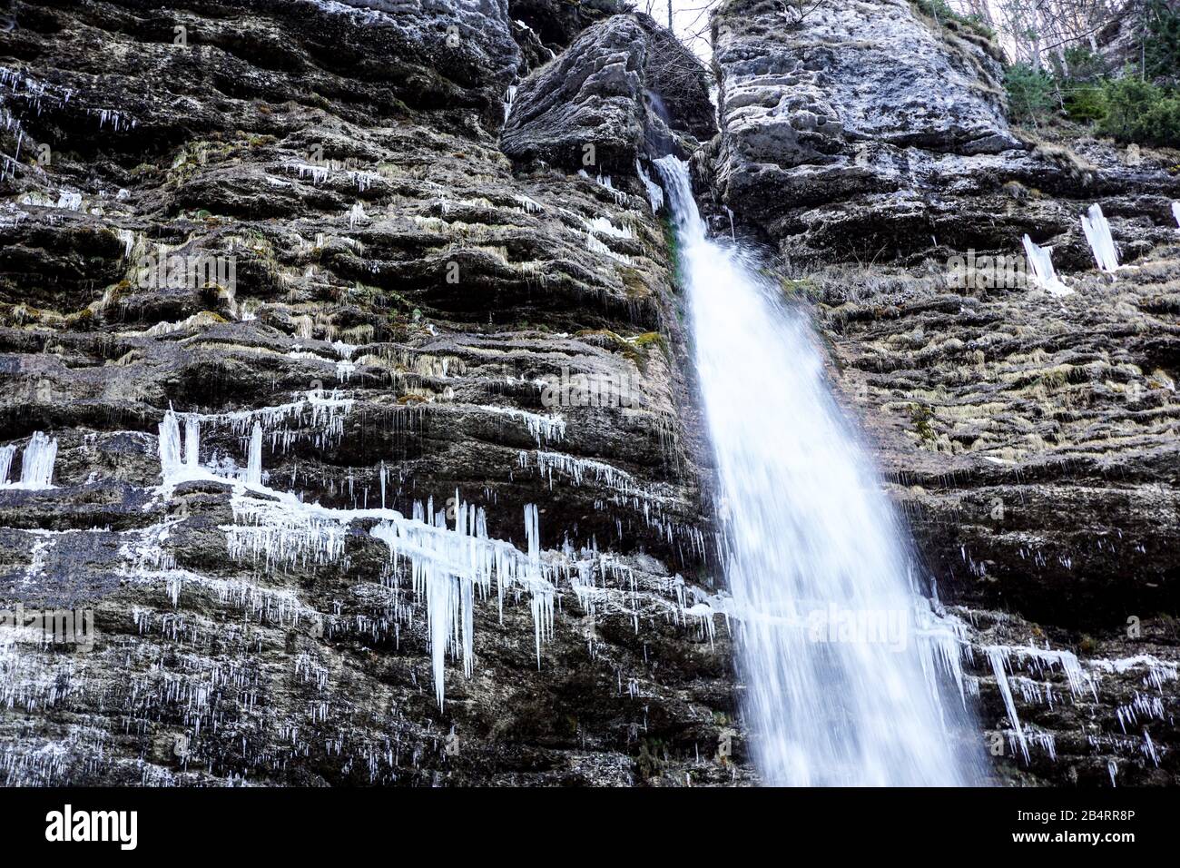 Radpaar aus einem Güterwagen auf Schienen. Radsystem mit Federn. Stockfoto