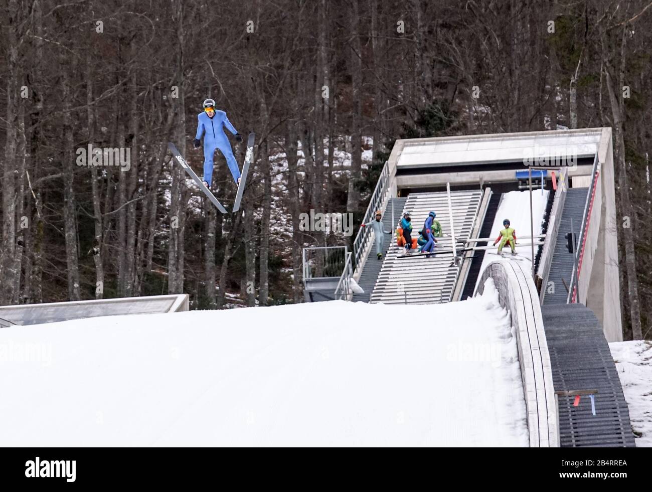 Radpaar aus einem Güterwagen auf Schienen. Radsystem mit Federn. Stockfoto