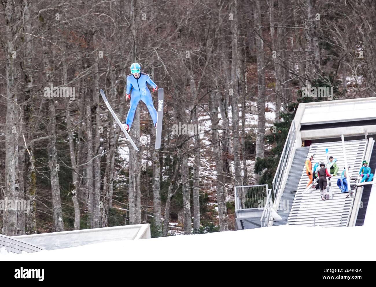 Radpaar aus einem Güterwagen auf Schienen. Radsystem mit Federn. Stockfoto