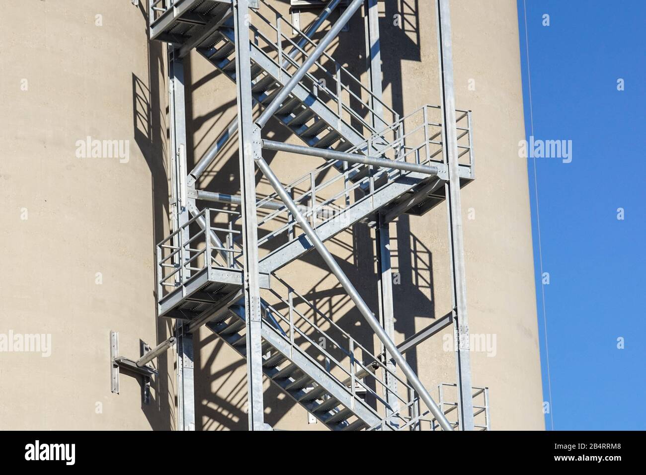 Radpaar aus einem Güterwagen auf Schienen. Radsystem mit Federn. Stockfoto