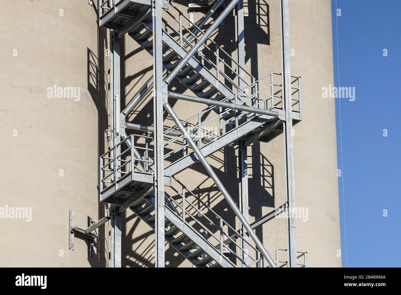 Radpaar aus einem Güterwagen auf Schienen. Radsystem mit Federn. Stockfoto