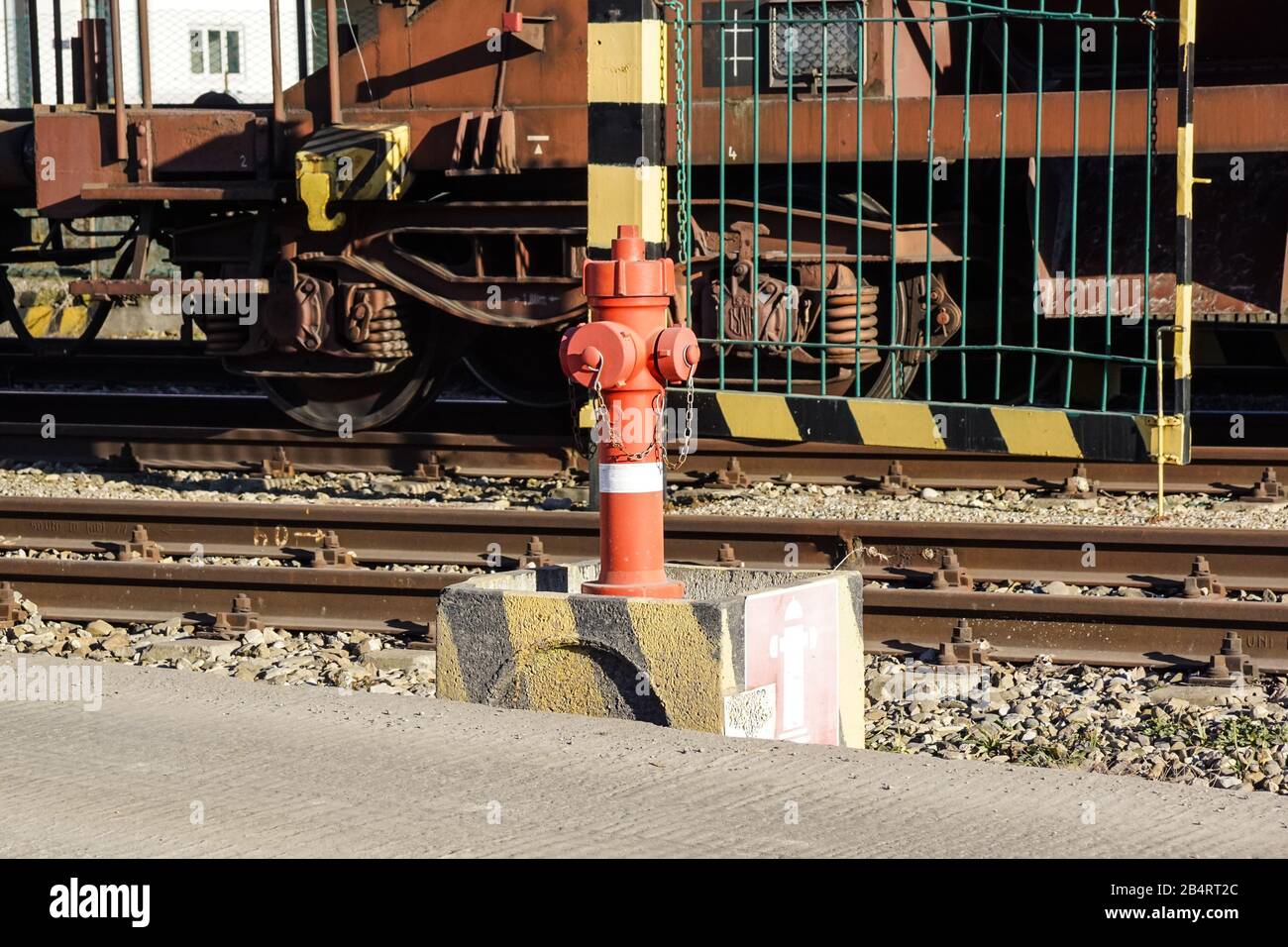 Radpaar aus einem Güterwagen auf Schienen. Radsystem mit Federn. Stockfoto