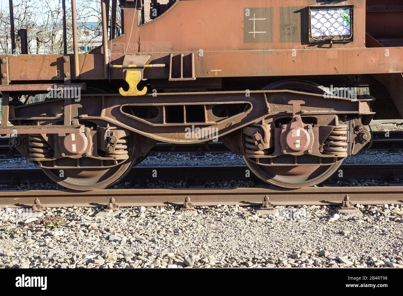 Radpaar aus einem Güterwagen auf Schienen. Radsystem mit Federn. Stockfoto