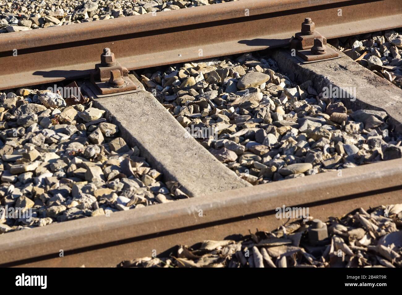 Radpaar aus einem Güterwagen auf Schienen. Radsystem mit Federn. Stockfoto