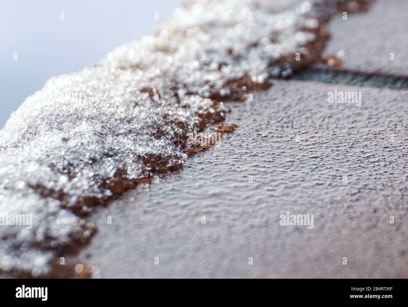 Radpaar aus einem Güterwagen auf Schienen. Radsystem mit Federn. Stockfoto
