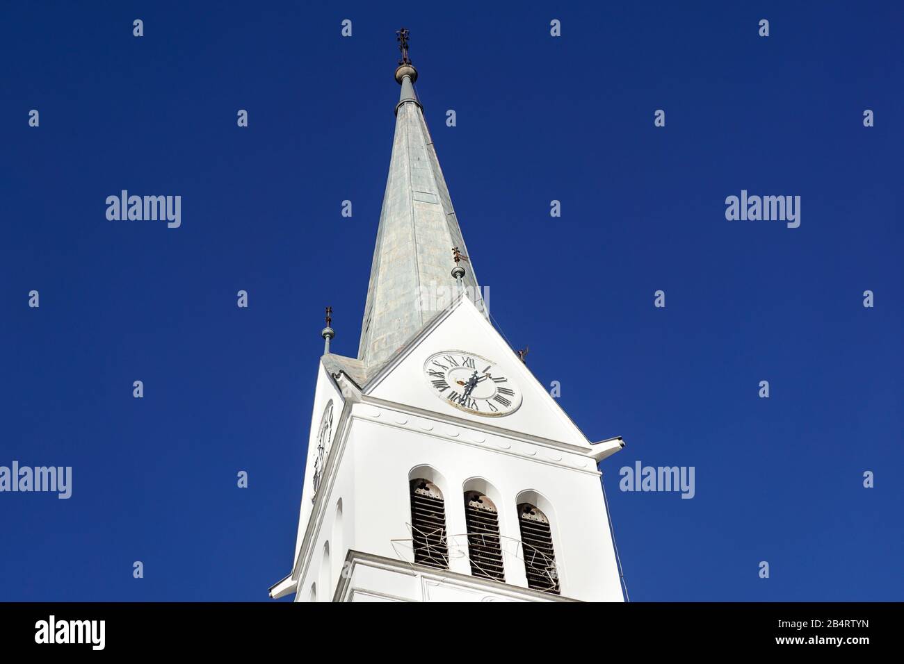 Radpaar aus einem Güterwagen auf Schienen. Radsystem mit Federn. Stockfoto
