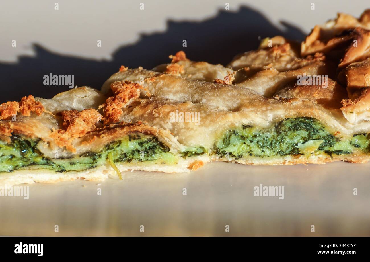 Radpaar aus einem Güterwagen auf Schienen. Radsystem mit Federn. Stockfoto