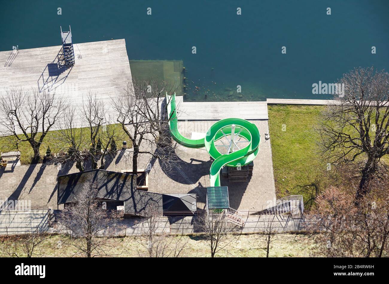 Radpaar aus einem Güterwagen auf Schienen. Radsystem mit Federn. Stockfoto
