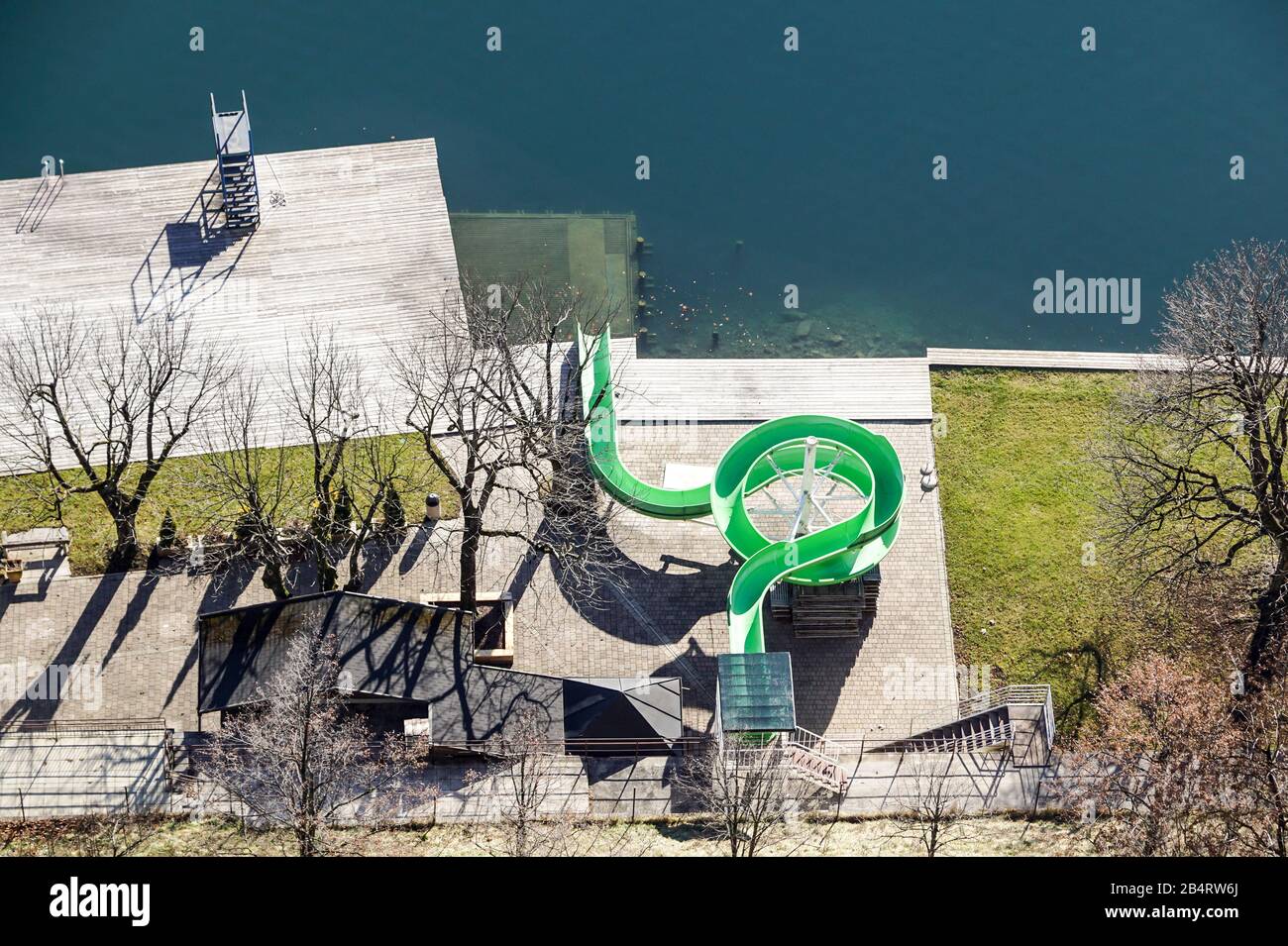 Radpaar aus einem Güterwagen auf Schienen. Radsystem mit Federn. Stockfoto