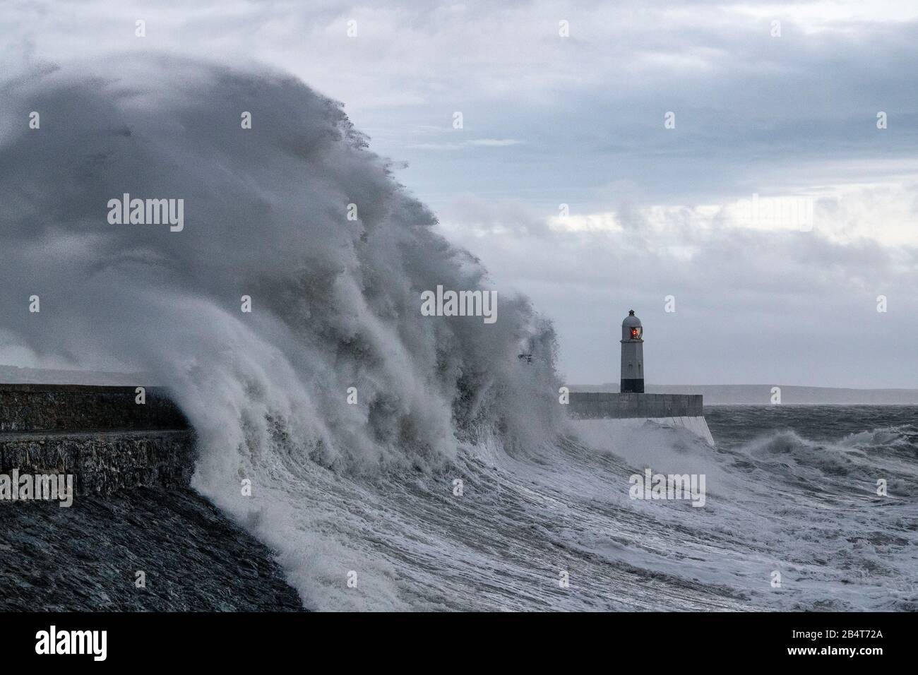 09.02.20. STURM CIARA. Wellen stürzen über das Wellenbrecher und den Leuchtturm in Porthcawl in Südwales, als Storm Ciara das Vereinigte Königreich trifft. Stockfoto