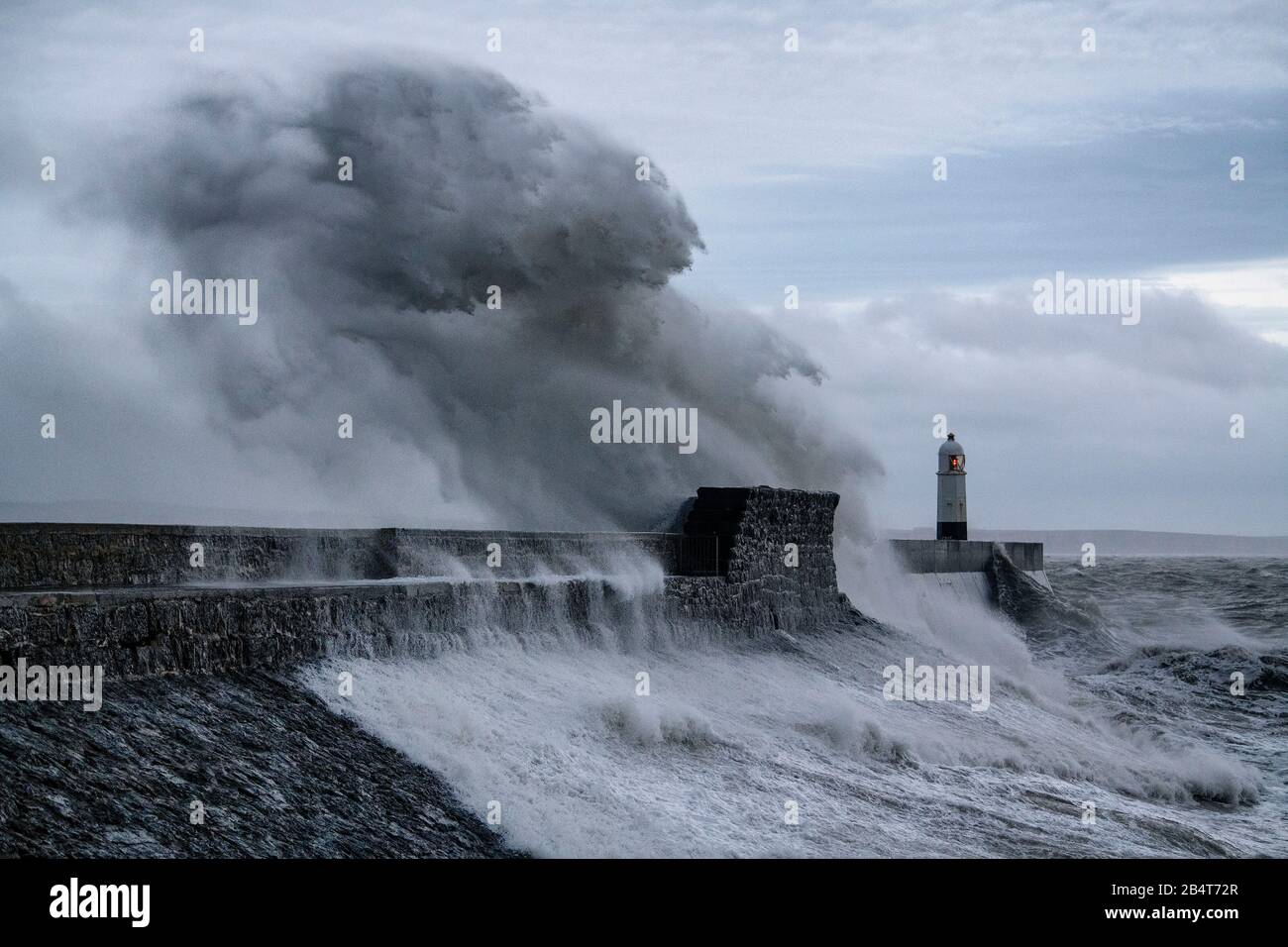 09.02.20. STURM CIARA. Wellen stürzen über das Wellenbrecher und den Leuchtturm in Porthcawl in Südwales, als Storm Ciara das Vereinigte Königreich trifft. Stockfoto