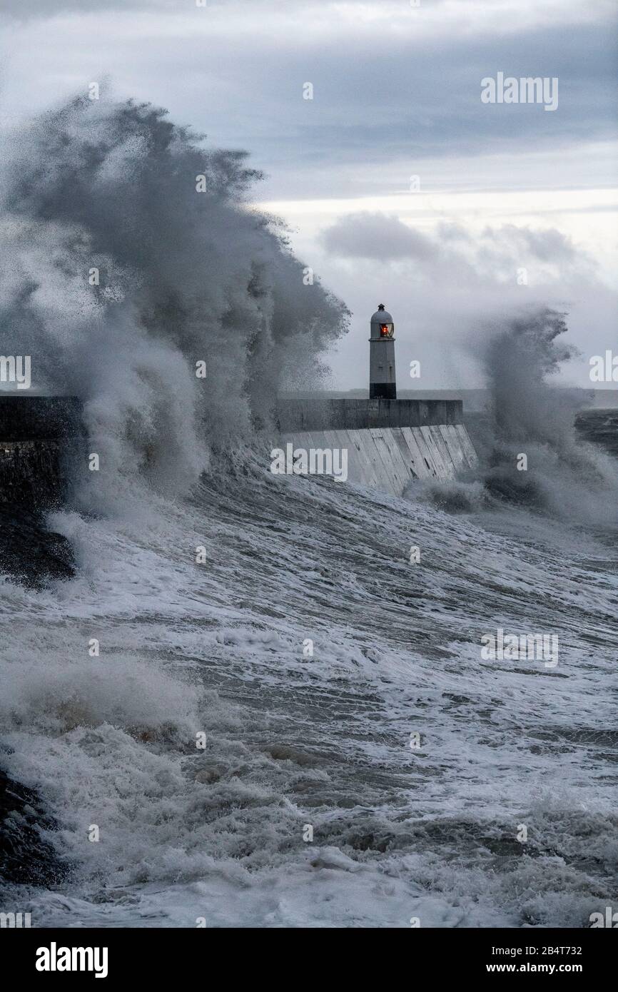 09.02.20. STURM CIARA. Wellen stürzen über das Wellenbrecher und den Leuchtturm in Porthcawl in Südwales, als Storm Ciara das Vereinigte Königreich trifft. Stockfoto