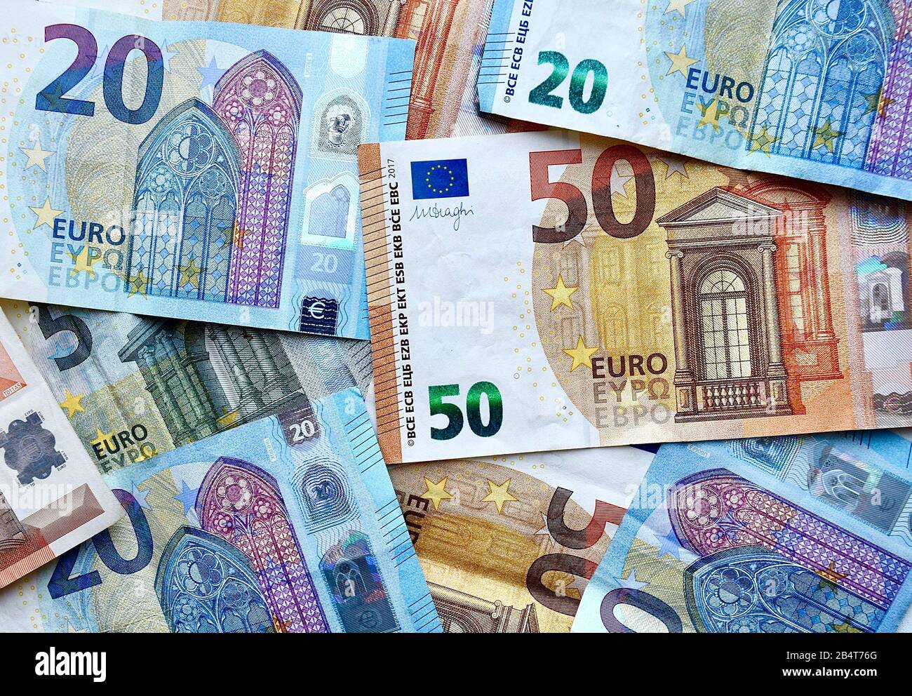 Währung der Europäischen Union, Draufsicht über die gemischten Euro-Banknoten. Viele Euro-Rechnungen Hintergrund. Stockfoto