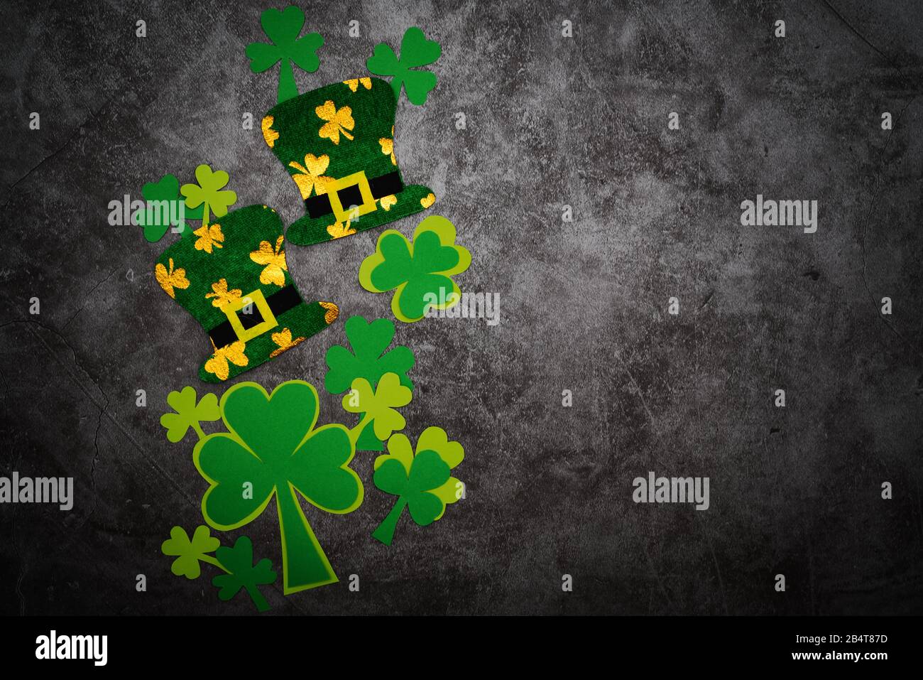 St. Patricks Day, festlicher Leprechaun Hut und grüne Shamrocks Stockfoto