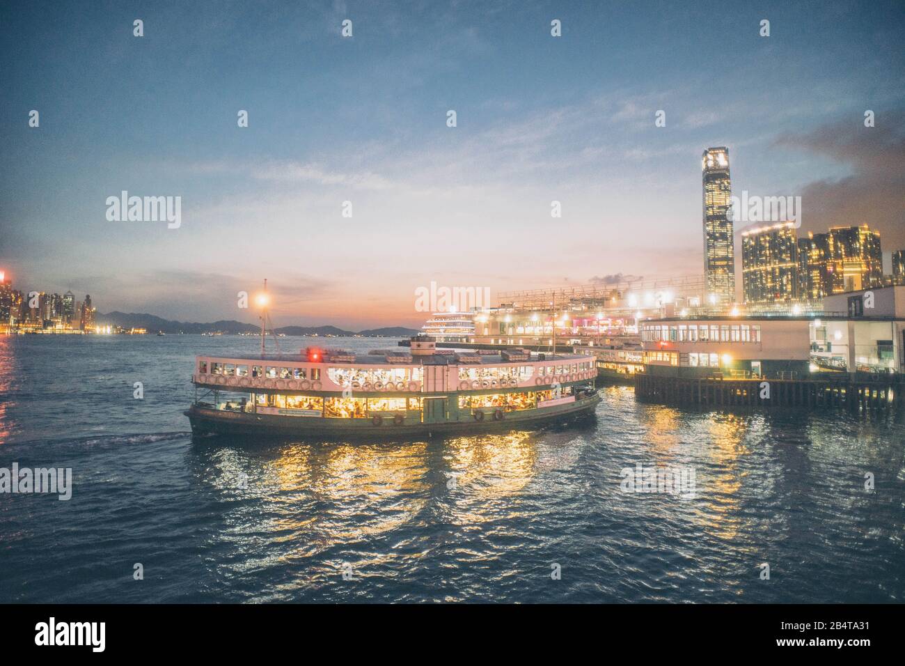 Sternfähre im Hafen von Hongkong in Victoria. Stockfoto