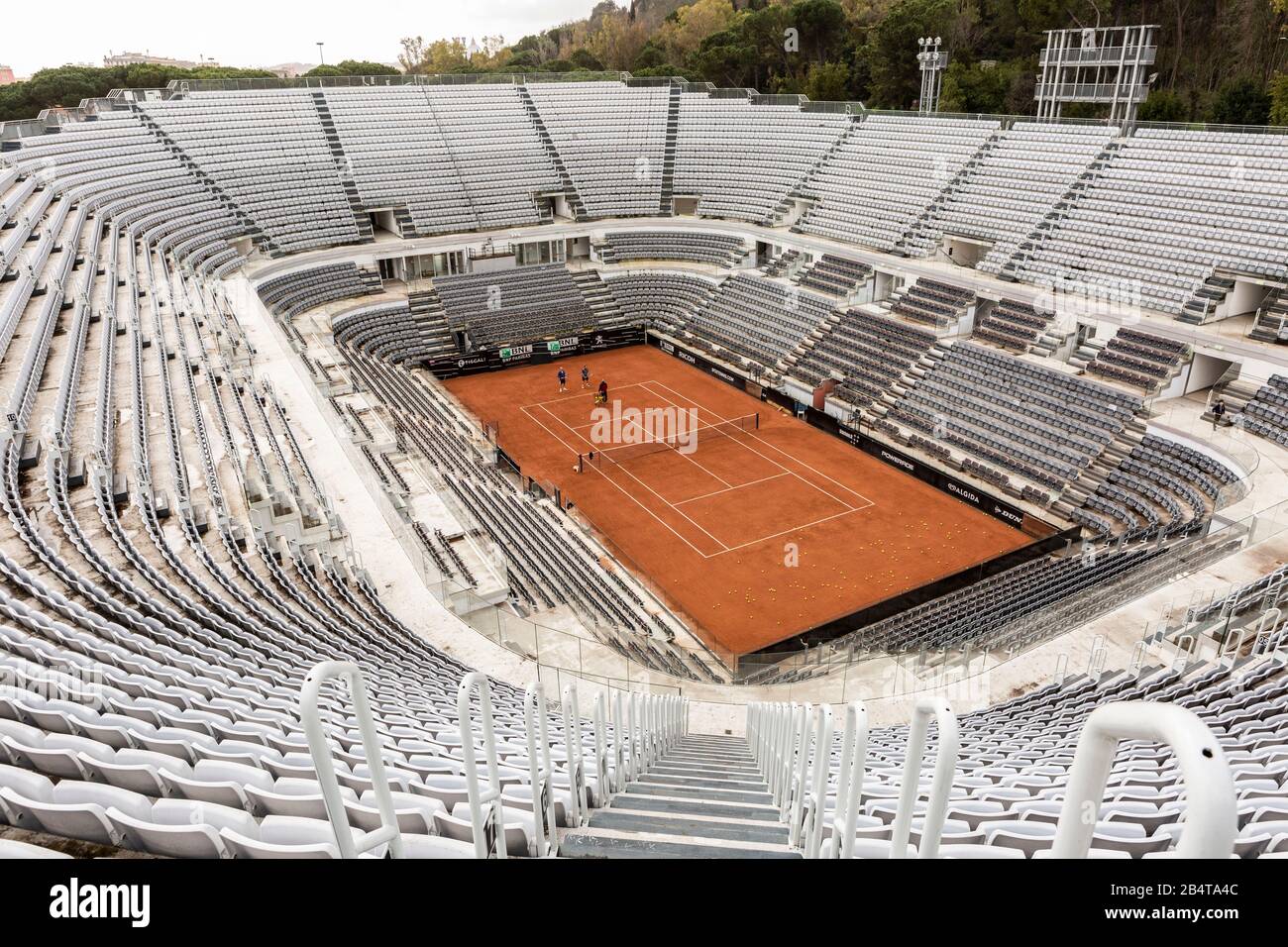 Rom Tennisstadion. Zwei Tennisspieler üben mit ihrem Trainer in einem  leeren Tennisstadion in Rom (Stadio del Tennis di Roma Stockfotografie -  Alamy